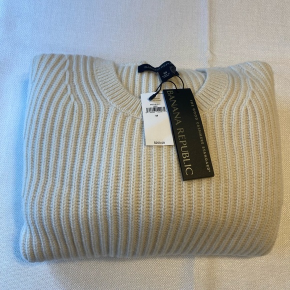 Banana Republic cropped chunky merino cashmere sweater. - Picture 6 of 11